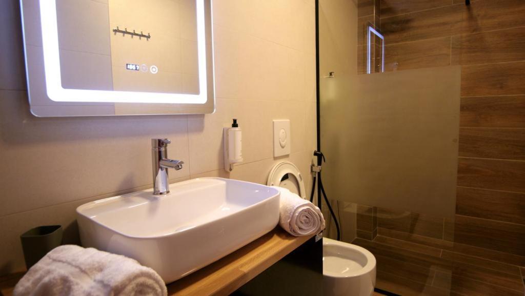 Koni'S Studio Apartments Tirana Kültér fotó